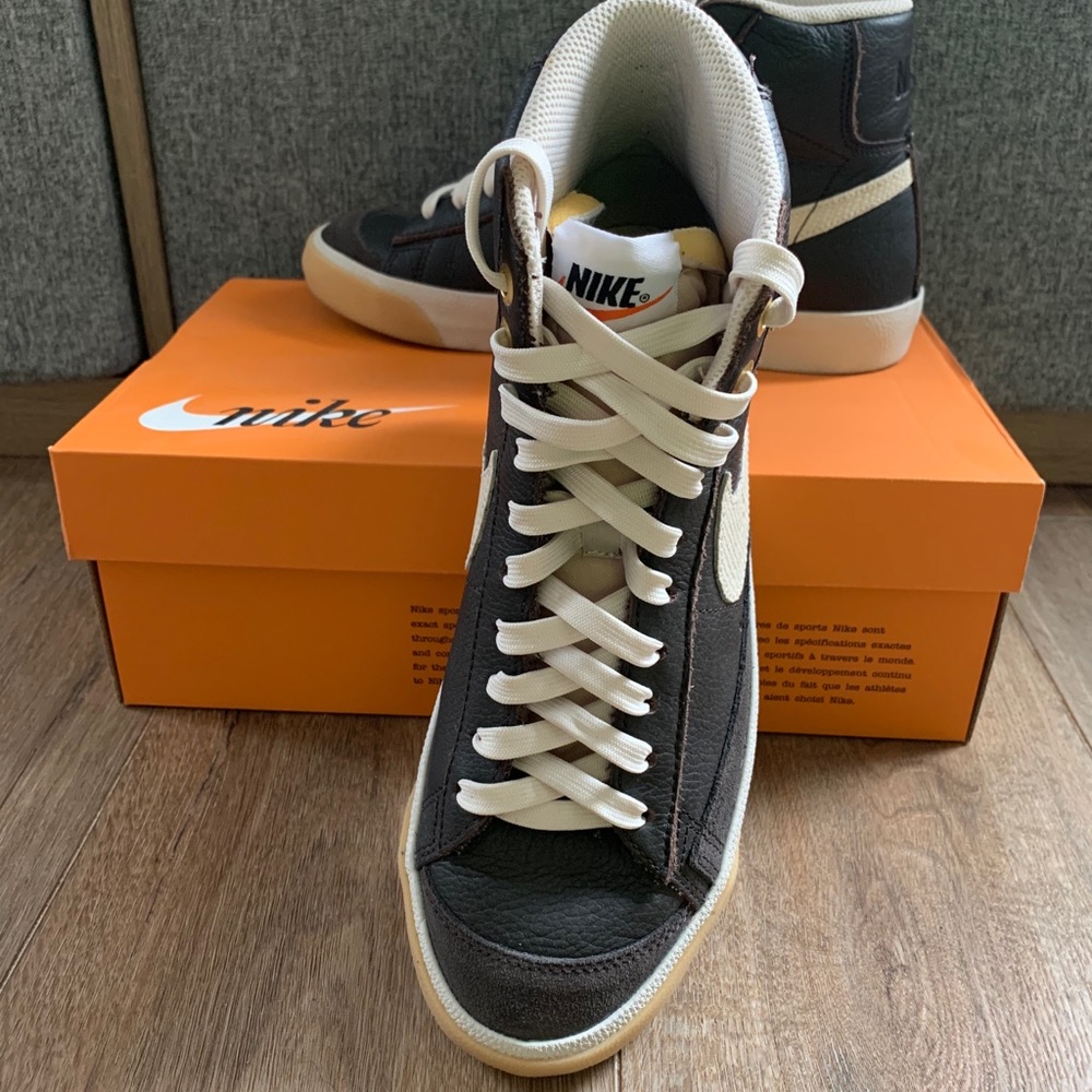 Nike blazer Mid( MENS 7, WOMENS 8.5)